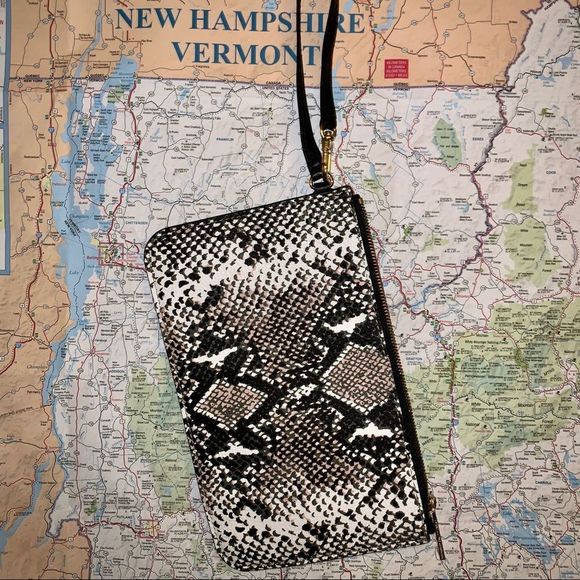 🌟 Diane Von Furstenberg Snake Embossed Wristlet - Picture 4 of 6